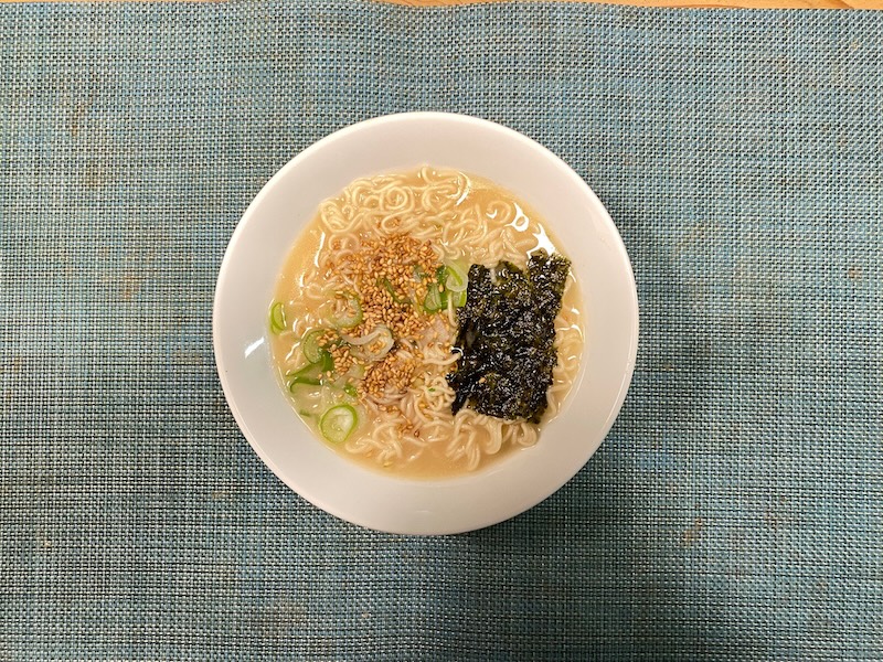 ドンブリは白磁。